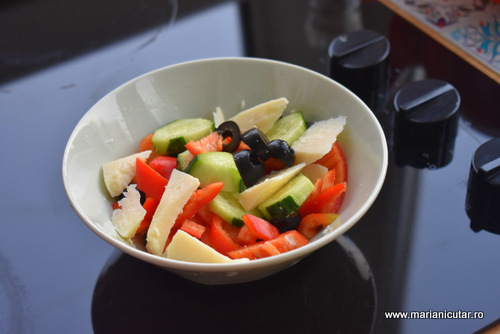 Salata italieneasca de rosii cu Grana Padano si masline