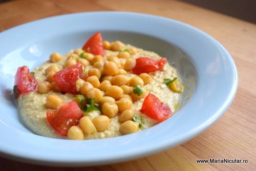 humus delicios cu rosii