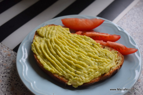 pasta de avocado pe paine