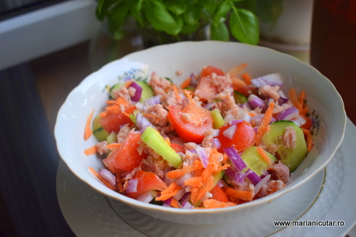 Salata bogata in proteine, cu ton si avocado