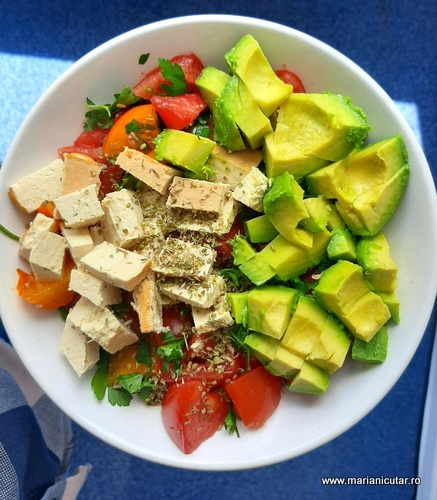 salata cu avocado si tofu