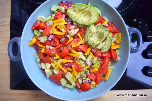 salata cu avocado delicios